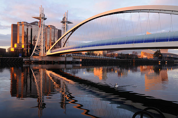 salford quays - millennium footbridge stock-fotos und bilder