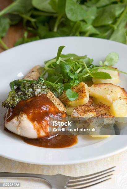 Huhn Mit Kartoffeln Stockfoto und mehr Bilder von Brathähnchen - Brathähnchen, Brunnenkresse, Essen am Tisch
