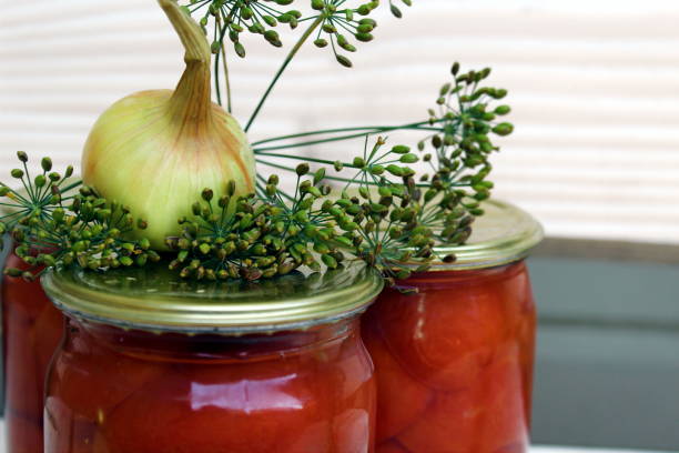 tomates salgados enrolados em um pote com marinada - relish jar condiment lid - fotografias e filmes do acervo