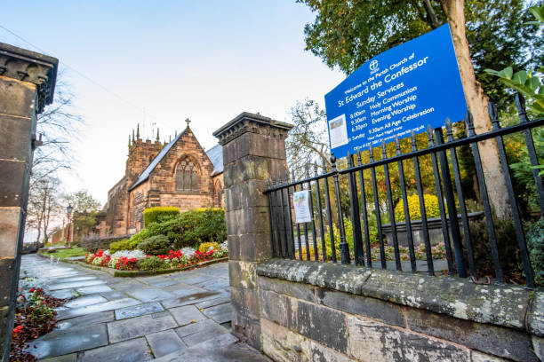 st. edward the confessor's church in der church street in leek in staffordshire, england - edward the confessor stock-fotos und bilder