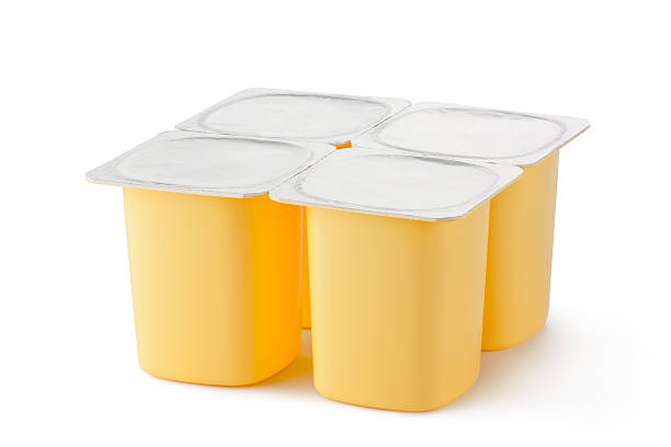 quattro contenitori di plastica per prodotti caseari con coperchio in alluminio - yogurt container foto e immagini stock