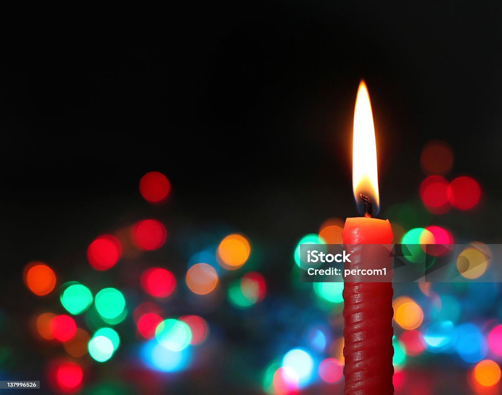 Vela rojo sobre fondo oscuro - Foto de stock de Navidad libre de derechos