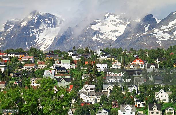 Città Di Montagna Tromso Norvegia - Fotografie stock e altre immagini di Quartiere residenziale - Quartiere residenziale, Norvegia, Tromso