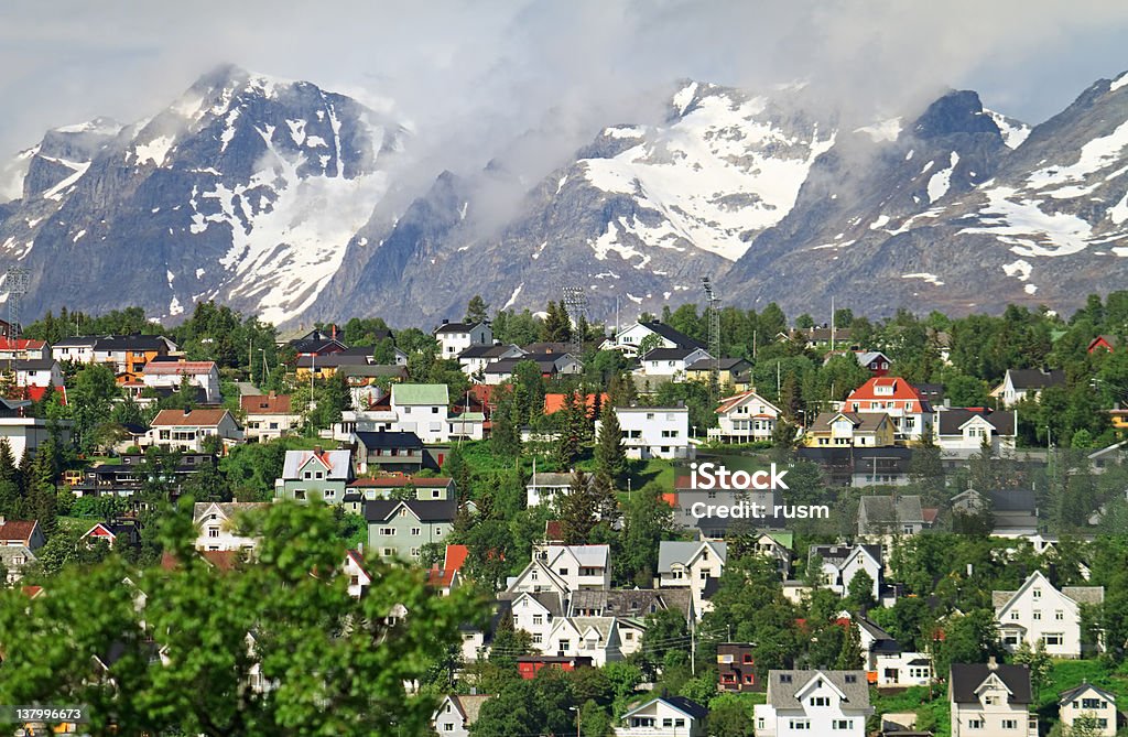 Cidade de montanha Tromso, Noruega - Foto de stock de Distrito Residencial royalty-free