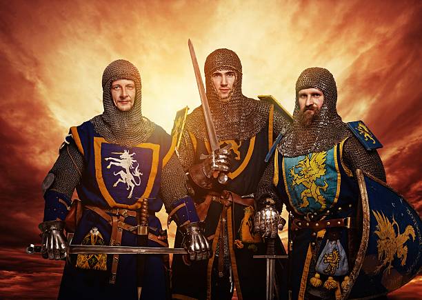 três medieval cavaleiros contra céu tempestuoso. - fighting sword knight suit of armor - fotografias e filmes do acervo