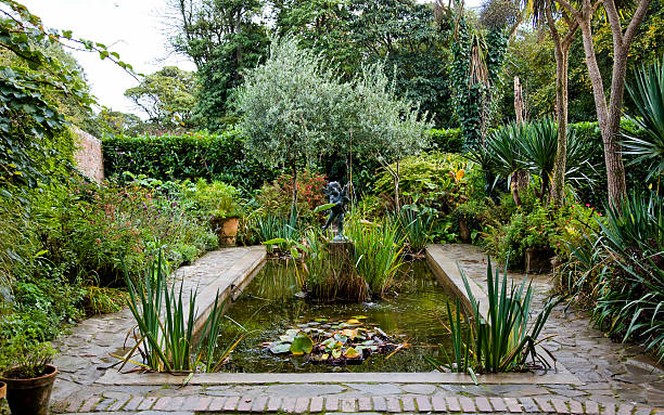 istock Cherub Fountain: Italian Water Garden 137998405