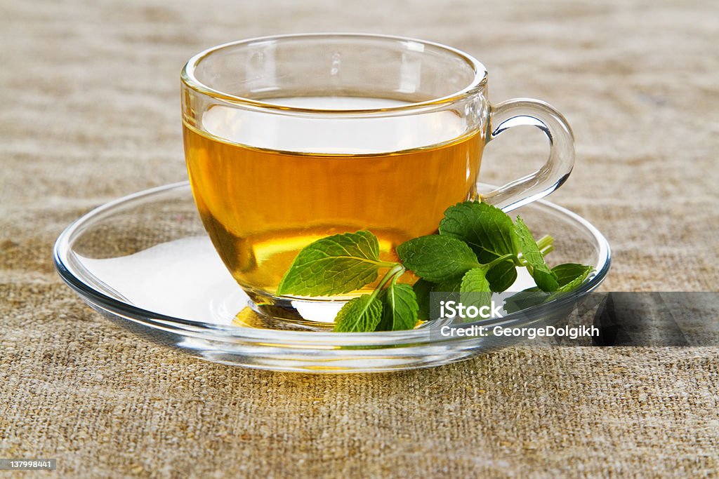 Taza de té con hojas de menta fresca - Foto de stock de Alimento libre de derechos
