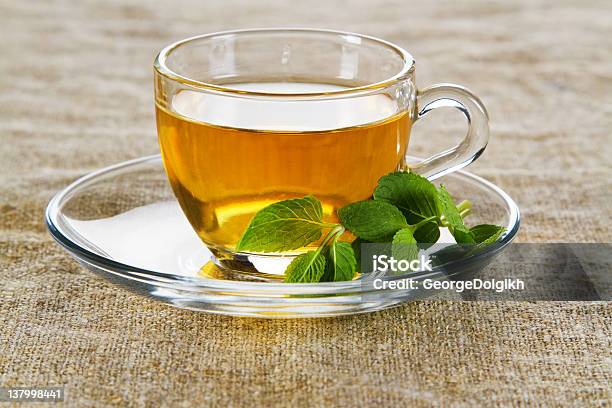 Taza De Té Con Hojas De Menta Fresca Foto de stock y más banco de imágenes de Alimento - Alimento, Bebida, Color negro