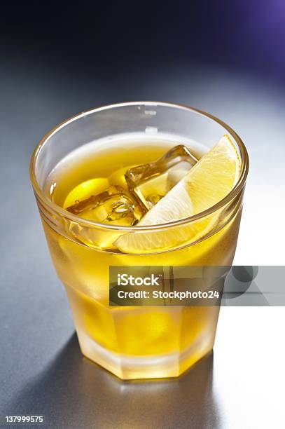 A Imagem De Um Único Enferrujado Cocktail De Unhas - Fotografias de stock e mais imagens de Amarelo - Amarelo, Bebida Alcoólica, Cocktail