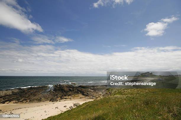 Foto de Castelo De Bamburgh Do Campo De Golfe e mais fotos de stock de Bamburgh - Bamburgh, Castelo, Céu - Fenômeno natural