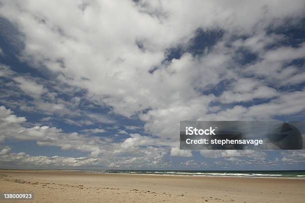 Cielo Sopra Budle Bay - Fotografie stock e altre immagini di Ambientazione esterna - Ambientazione esterna, Bamburgh, Cielo