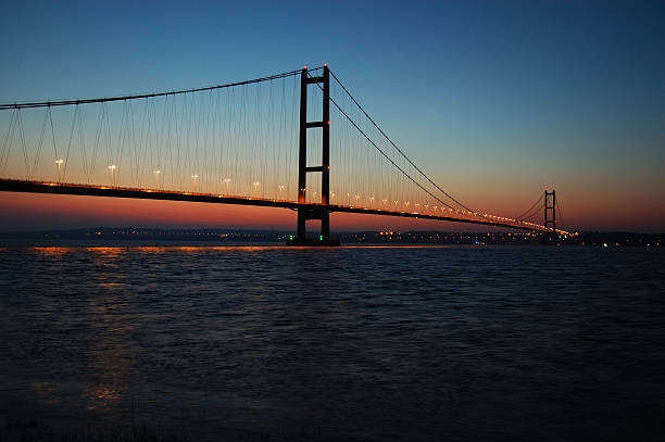 the humber bridge bei sonnenuntergang - humber bridge bridge humber river yorkshire stock-fotos und bilder