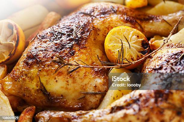 Запечённая Курица — стоковые фотографии и другие картинки Запечённая курица - Запечённая курица, Лимон, Приготовленный картофель