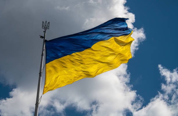 стокові фото, фото роялті-фрі та зображення на тему найбільший в україні український національний прапор у києві на синьому тлі неба, зупинка російського вторгнення, свобода і незалежність в - пророцтво україни на 2022