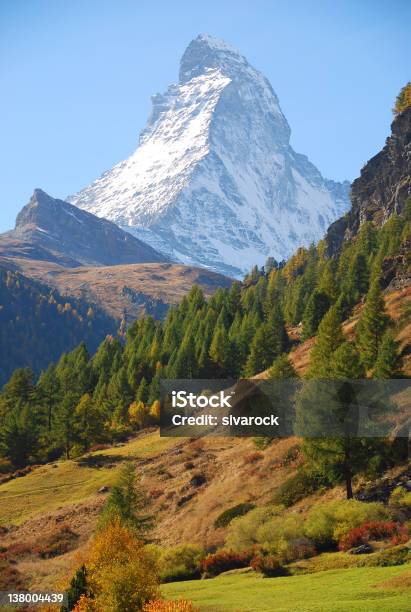 Matterhorn Zermatt - Fotografias de stock e mais imagens de Alpes suíços - Alpes suíços, Ao Ar Livre, Azul