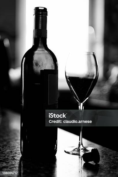 ワインボトルとグラスに注ぎますブラックとホワイト - アルコール飲料のストックフォトや画像を多数ご用意 - アルコール飲料, ガラス, クローズアップ