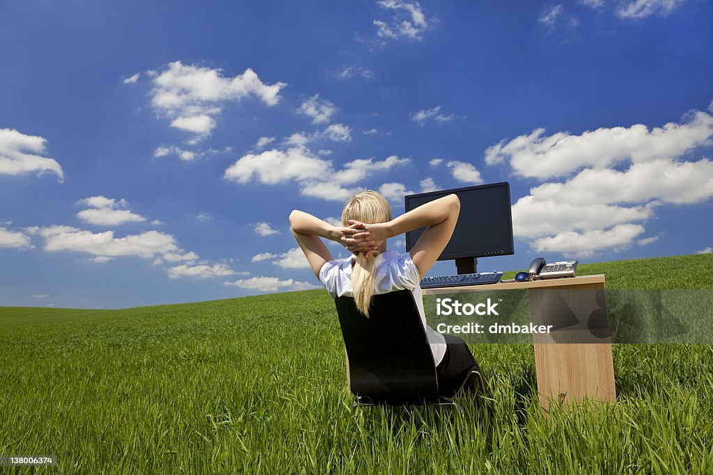 Kobieta relaks w biurze zielony wirtualnej - Zbiór zdjęć royalty-free (Biurko)