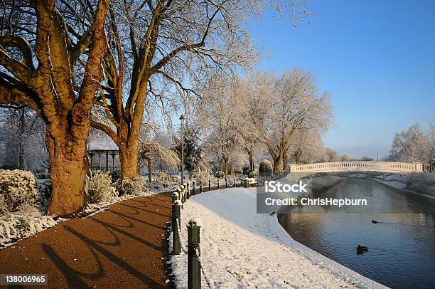 Snowy Rzeka Scena - zdjęcia stockowe i więcej obrazów Anglia - Anglia, Bez ludzi, Bezchmurne niebo
