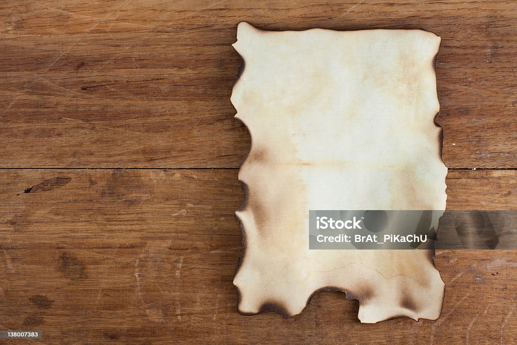 Vieux papier sur fond en bois brûlé - Photo de Brulé libre de droits