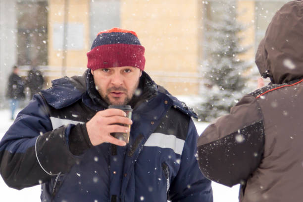 retrato de um montador com um copo de café quente - slinger - fotografias e filmes do acervo