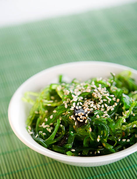 las ensaladas de algas - wakame salad fotografías e imágenes de stock