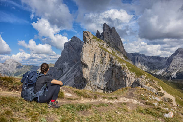 caminhadas na icônica paisagem ao ar livre seceda nas dolomitas - hiking outdoors woods tirol - fotografias e filmes do acervo