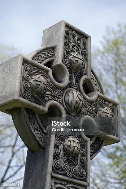 Кельтский Крест — стоковые фотографии и другие картинки Без людей - Без людей, В форме креста, Вертикальный
