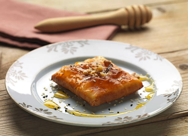 десерт фета с медом и орехами (горизонтальный) - fetta cheese стоковые фото и изображения
