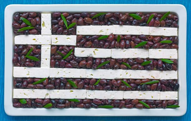 フェタとカラモンオリーブから作られたギリシャの旗 - fetta cheese ストックフォトと画像