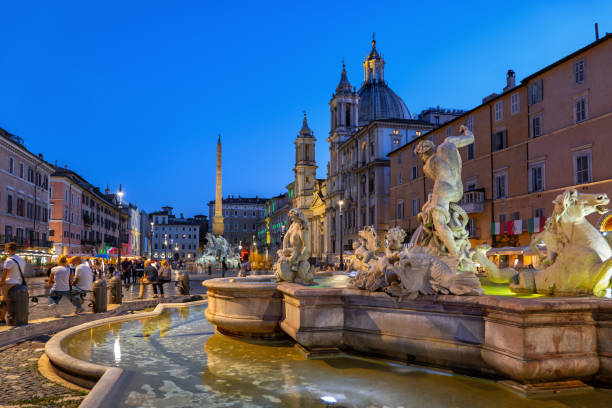 площадь пьяцца навона ночью в риме - piazza navona стоковые фото и изображения