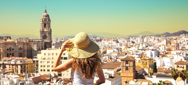 mujer en Málaga- expatriado o concepto de viaje photo