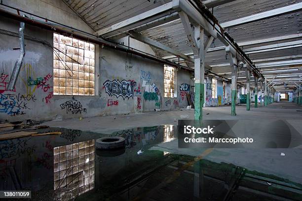 Vecchia Fabbrica Hall Con Windows - Fotografie stock e altre immagini di Abbandonato - Abbandonato, Ambientazione interna, Architettura