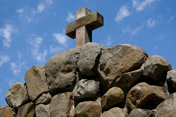 압살했다 교차 on 록힐 - old cross shape stone weathered 뉴스 사진 이미지