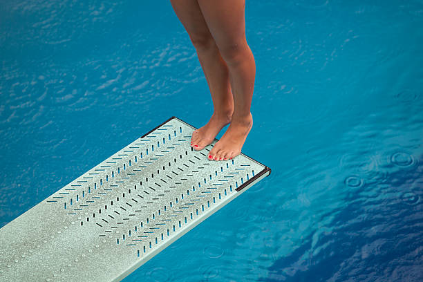 kobieta nogi na platforma do skoków do wody z basenem - diving board zdjęcia i obrazy z banku zdjęć