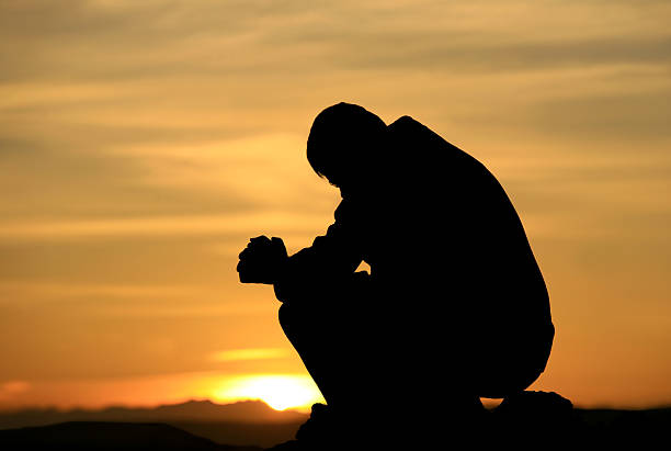 człowiek modlić się - forgiveness praying men silhouette zdjęcia i obrazy z banku zdjęć