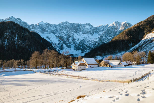 verschneites bergdorf am sonnigen wintertag - eastern europe mountain range mountain village stock-fotos und bilder