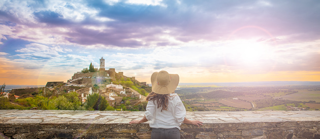 mujer viajera mirando el panorama de la vista del paisaje de la ciudad- Portugal photo