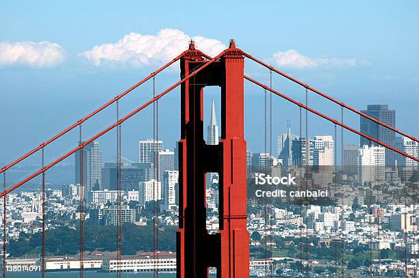 Photo libre de droit de Le Golden Gate Bridge Et Bâtiment Transamerica banque d'images et plus d'images libres de droit de Baie - Eau - Baie - Eau, Californie, Cap