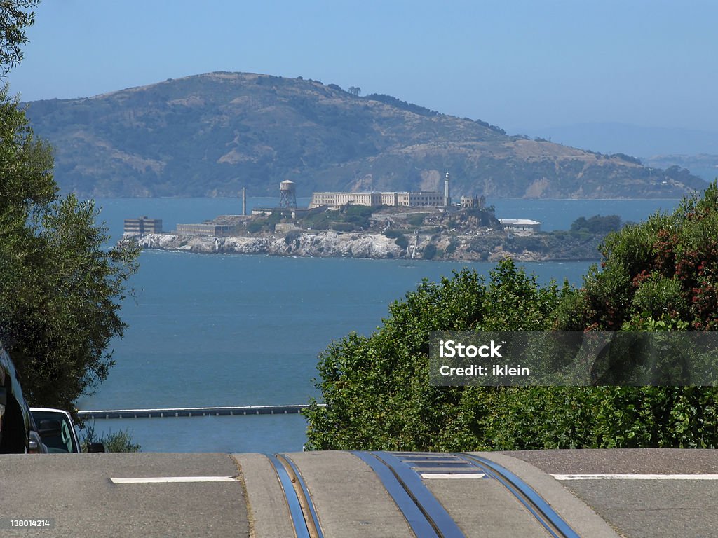 Wyspa Alcatraz z Lombard Street - Zbiór zdjęć royalty-free (Asfalt)