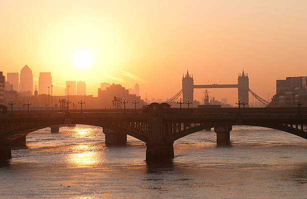лондон восход солнца - embankment стоковые фото и изображения
