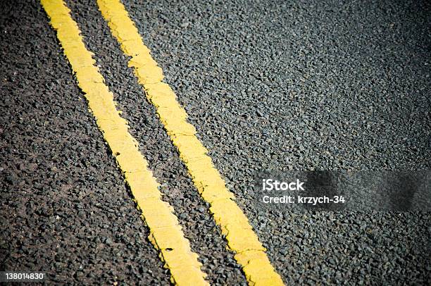 Gelbe Linien Stockfoto und mehr Bilder von Doppelte gelbe Linie - Doppelte gelbe Linie, Asphalt, Der Weg nach vorne