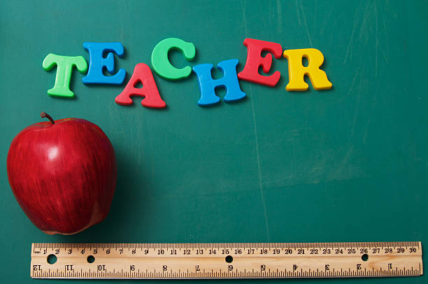 enseignant apple chalkboard - lettre magnétique photos et images de collection