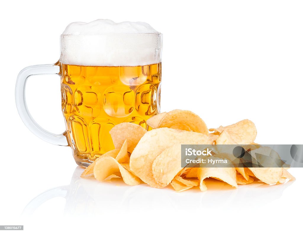 Frescos Caneca de cerveja com espuma e pilha de batatas fritas isoladas - Royalty-free Alimentação Não-saudável Foto de stock