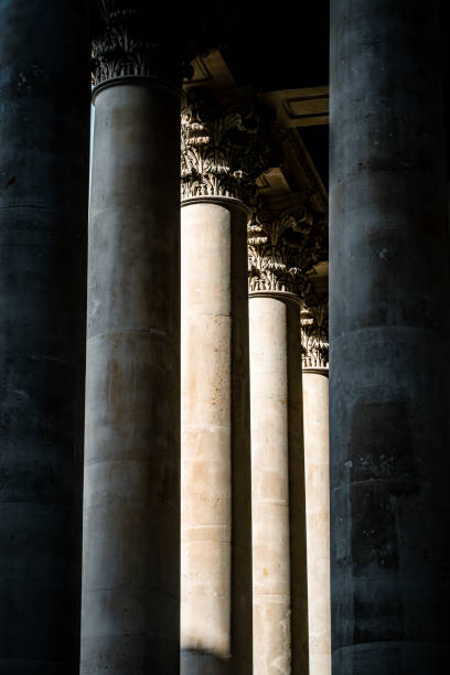colonnade, fila de columnas de piedra clásicas - stone carving university support fotografías e imágenes de stock