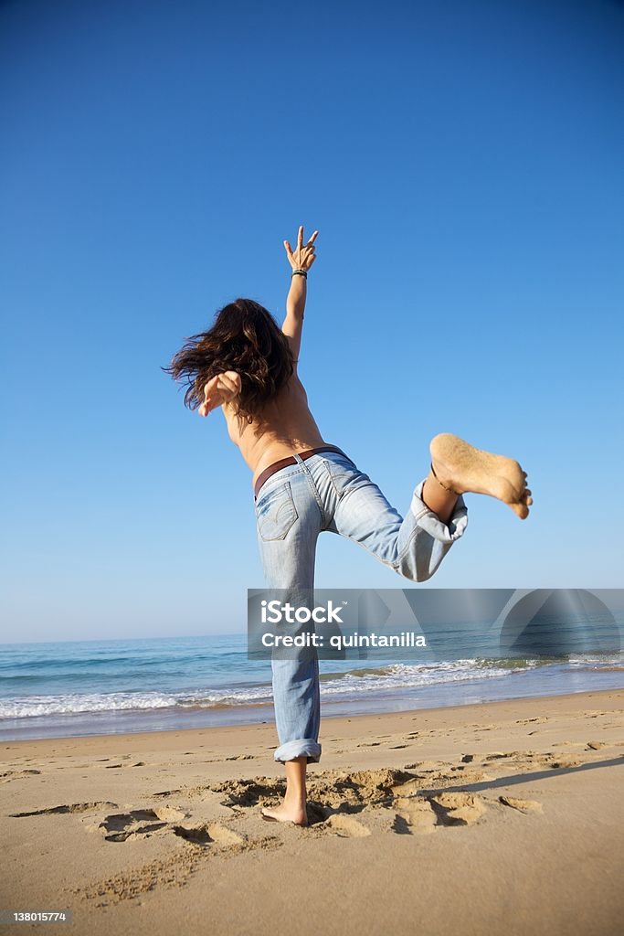 Kobieta osiągnie poziom niebo na plaży - Zbiór zdjęć royalty-free (Beach Party)