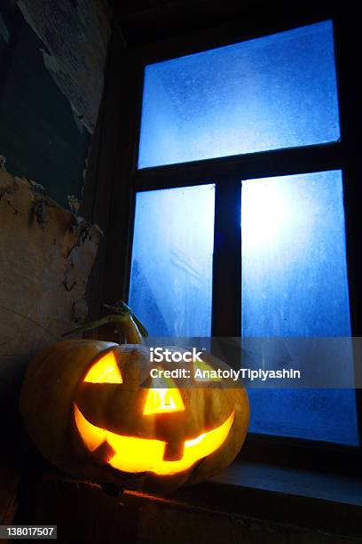 Foto de Abóbora De Halloween Em Noite Na Madeira Velha De Quarto e mais fotos de stock de Amarelo