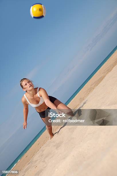 Pallavolo - Fotografie stock e altre immagini di Beach volley - Beach volley, Shorts, Colpire al volo