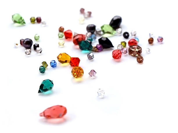 kristall edelsteine swarovski, verschiedenen farben, weichzeichner - bead glass jewelry stone stock-fotos und bilder