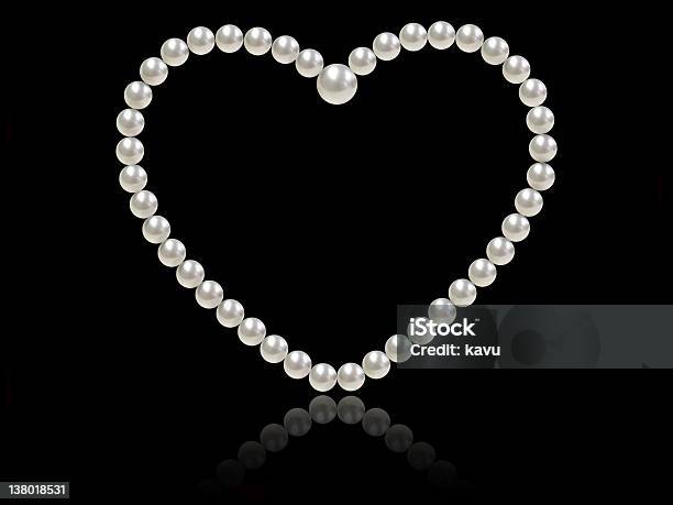 Corazón En Forma De Pearl Strand Foto de stock y más banco de imágenes de Collar de perlas - Joyas - Collar de perlas - Joyas, Símbolo en forma de corazón, Collar