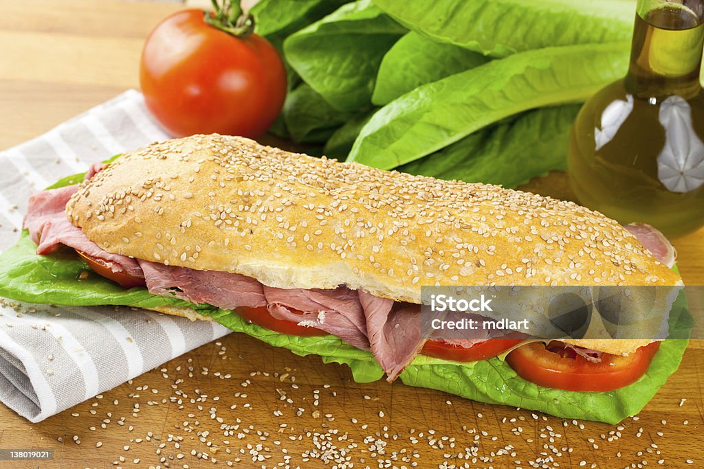 Sandwich di carne arrosto beff, lattuga e pomodori - Foto stock royalty-free di Arrosto - Cibo cotto